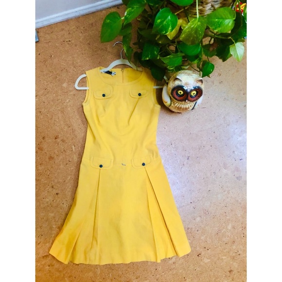 Adorable 🥰 Vtg Yellow dress w pleats - Picture 2 of 10